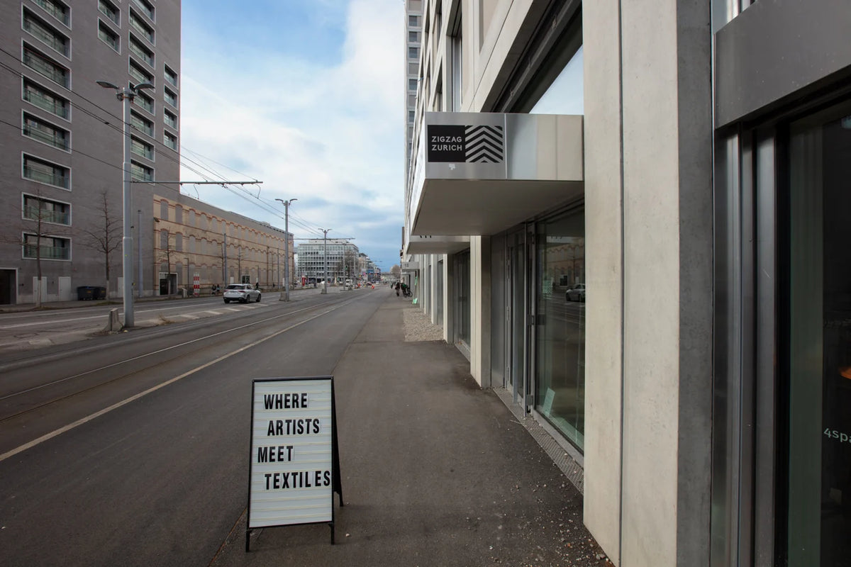 L'enseigne ZigZagZurich au-dessus de l'entrée de la salle d'exposition de la Hardturmstrasse