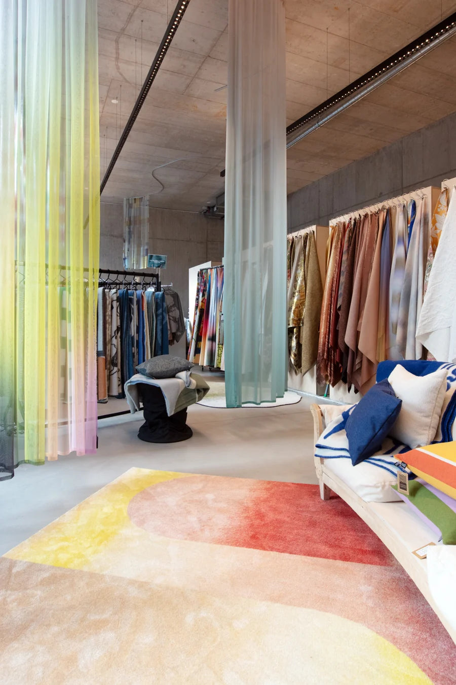 Rideaux, couvertures et coussins colorés dans le showroom de ZigZagZurich