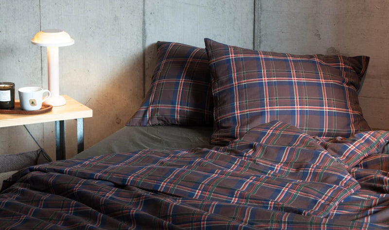Literie à carreaux moderne : esprit alpin dans la chambre
