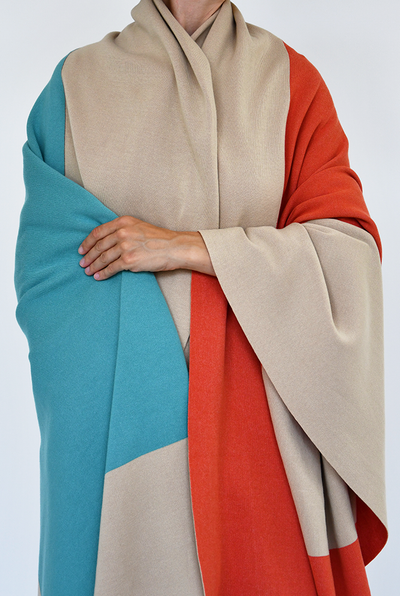 Gestrickte Baumwolldecke „Two Fold Taupe Beige“ von Michele Rondelli